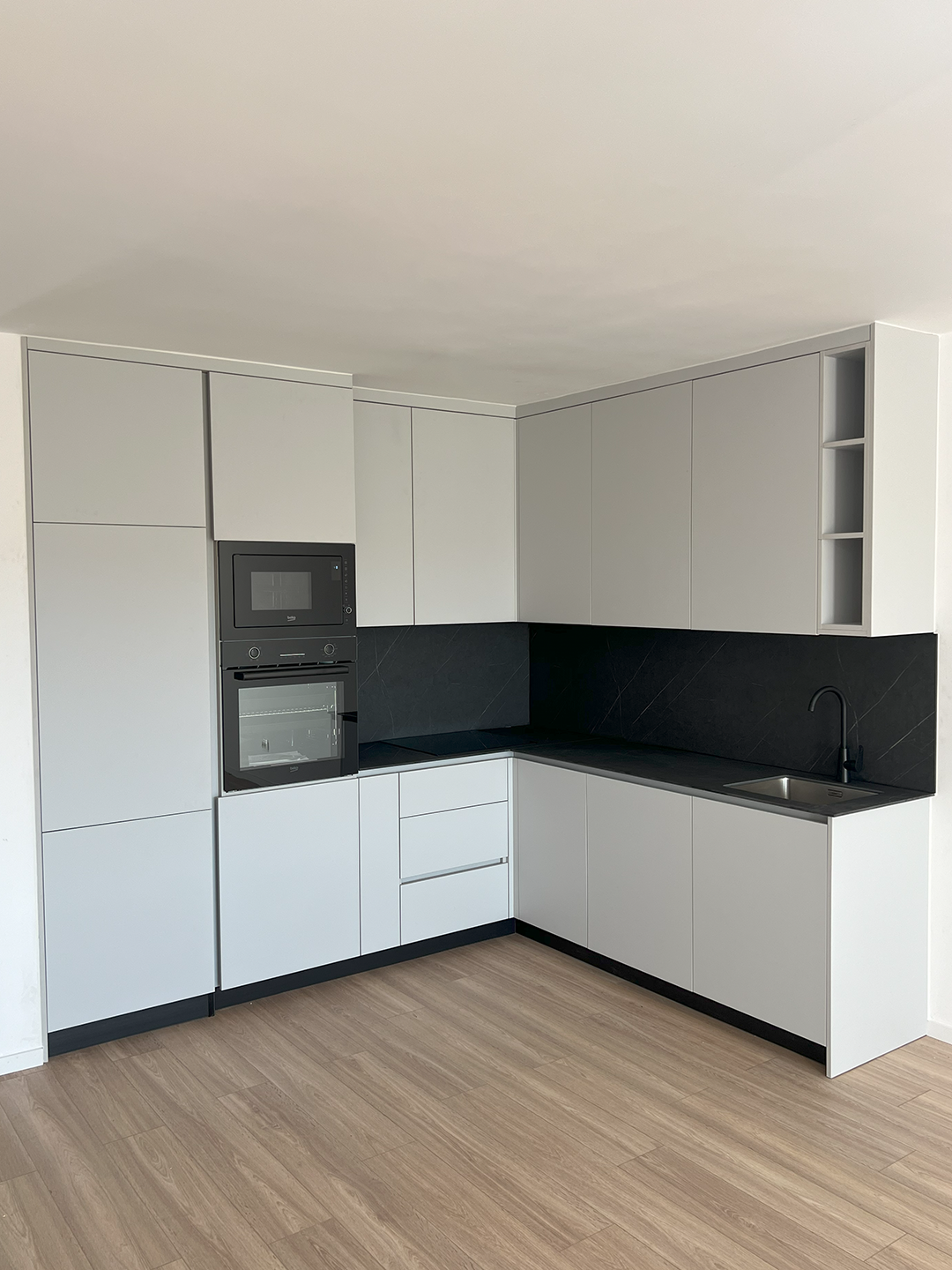 Light-Toned Modern Kitchen with White and Grey Accents